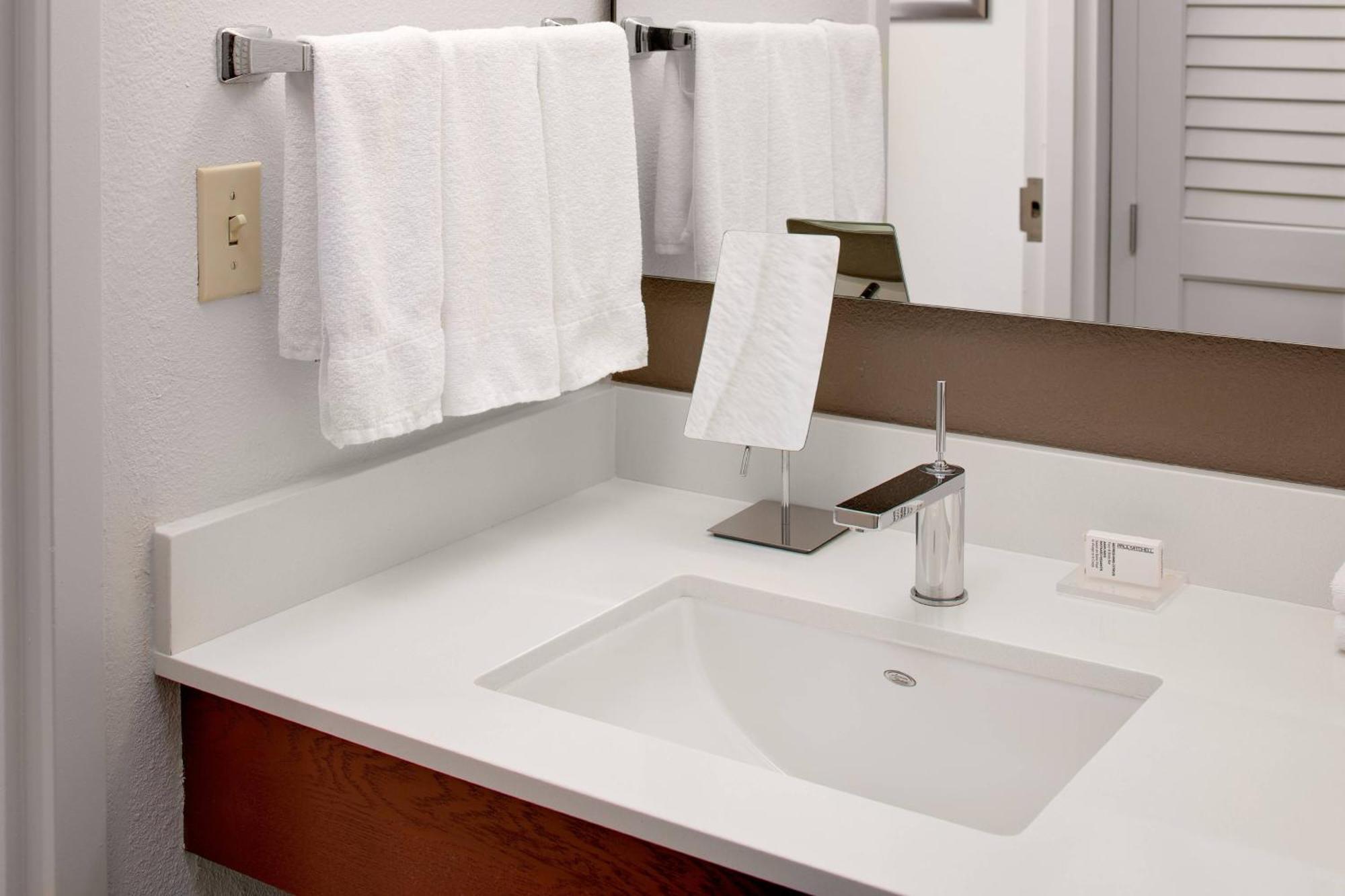 Courtyard By Marriott Houston Rice University Exteriör bild