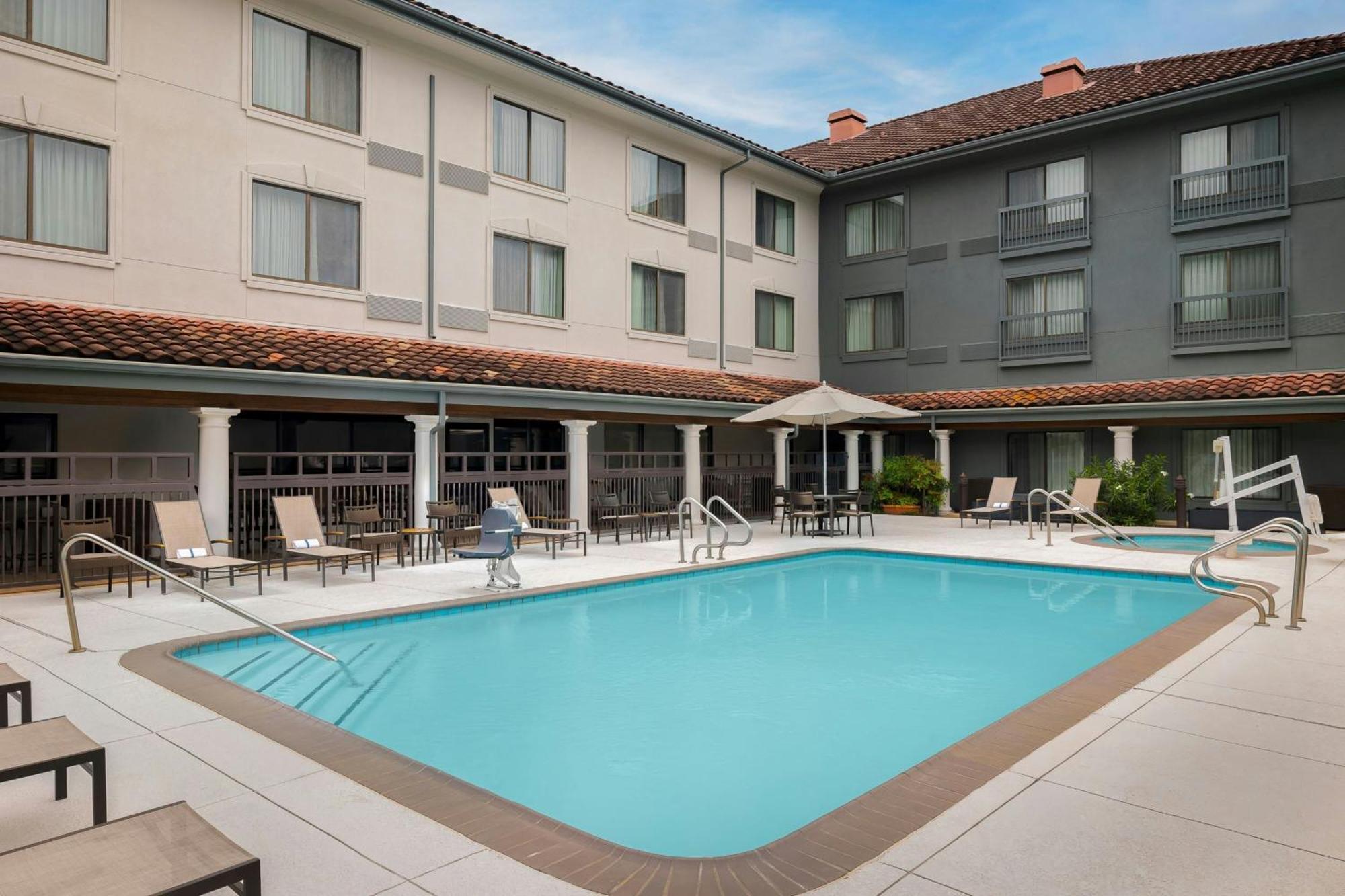 Courtyard By Marriott Houston Rice University Exteriör bild