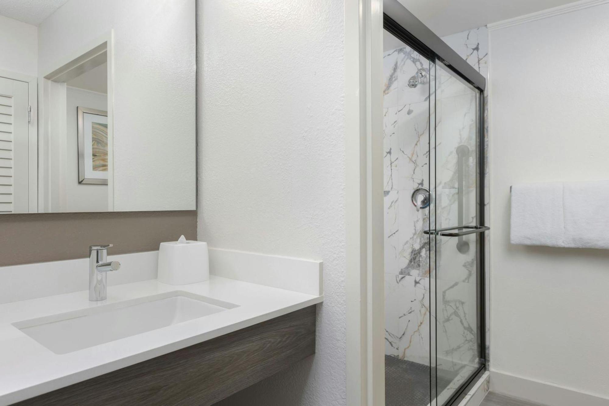 Courtyard By Marriott Houston Rice University Exteriör bild