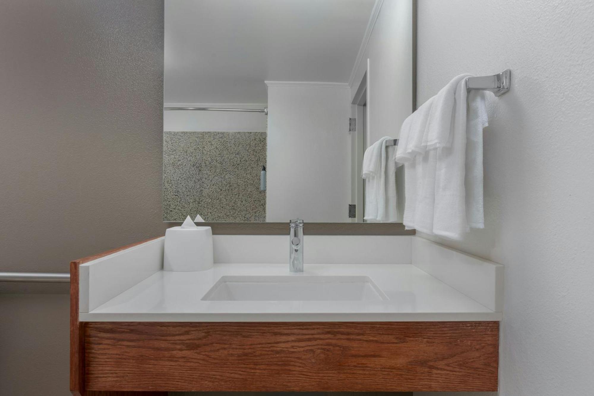 Courtyard By Marriott Houston Rice University Exteriör bild