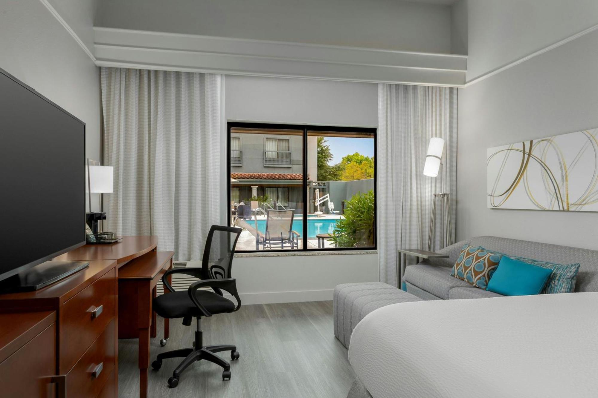 Courtyard By Marriott Houston Rice University Exteriör bild